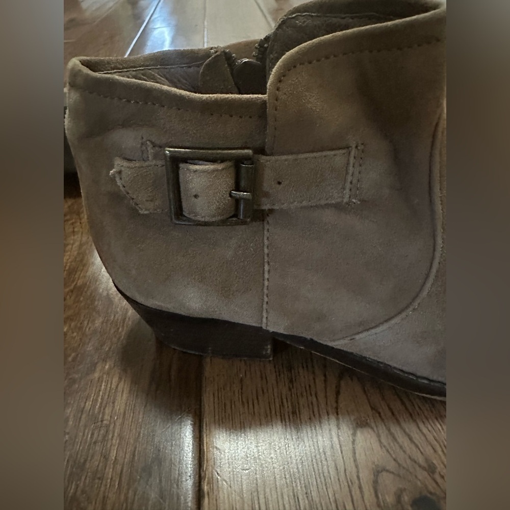 Steve Madden Prizzze Suede Ankle Zip Buckle Block Heel Booties, Taupe, Size 7. - Picture 8 of 15